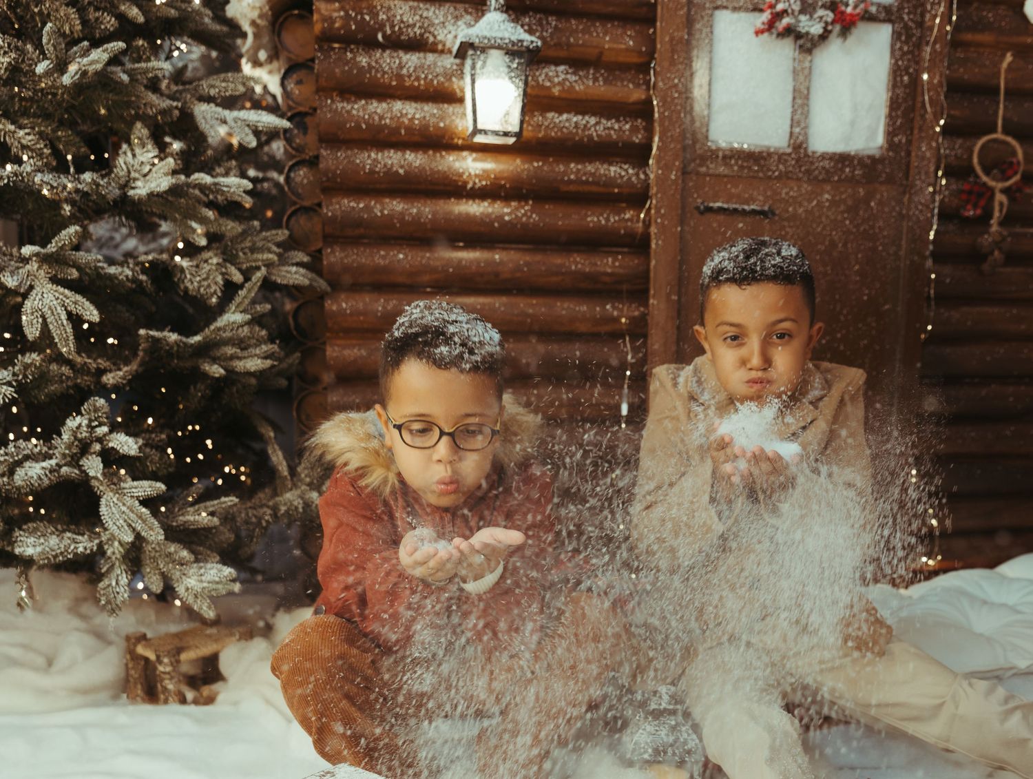 Sesión de Navidad en Valencia | Niños en una cabaña de madera| Reportajes de Navidad Valencia  | Fotos navideñas valencia
