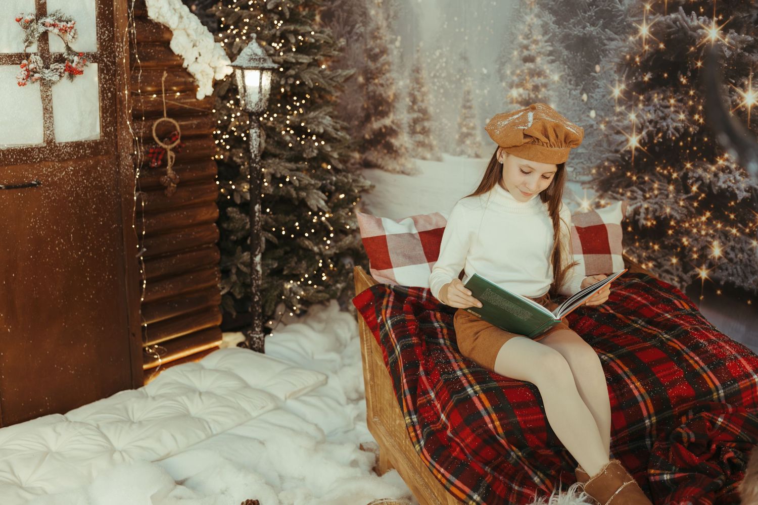 Sesión de Navidad en Valencia | Niña leyendo en un trineo | Reportajes de Navidad Valencia  | Fotos navideñas valencia