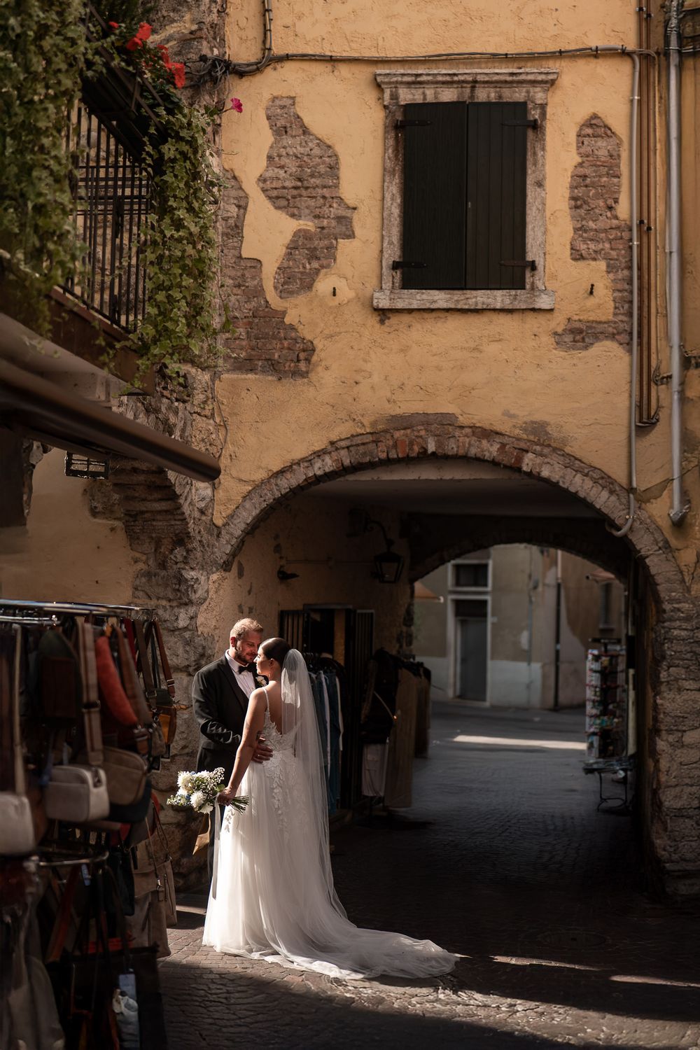 Brautpaar in einer historischen Gasse in Garda bei Bardolino. Fabio Marras Hochzeitsfotograf