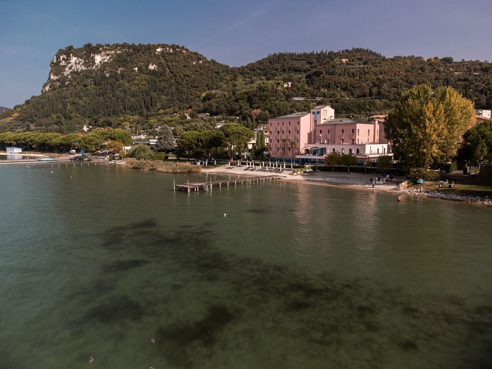 Luftaufnahme vom Hotel Sportsman in Bardolino direkt am Seeufer.