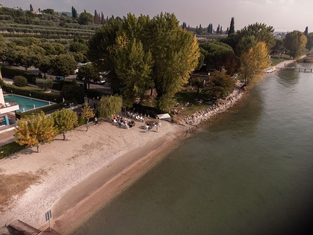 Der private Strand des Hotel Sportsman in Bardolino am Gardasee.