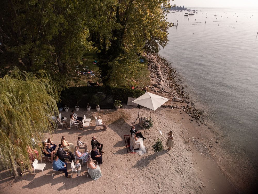 Freie Trauung am Strand des Gardasees unter Bäumen in Bardolino.