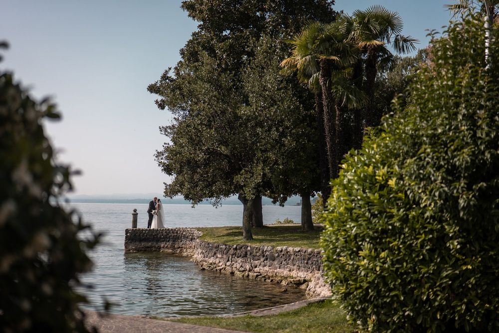 Brautpaar im Garten einer Villa direkt am Gardasee.