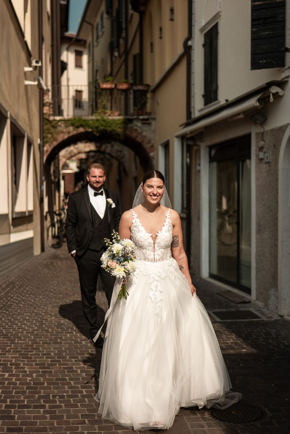 Brautpaar beim Hochzeitsshooting in den malerischen Gassen der Altstadt von Garda.