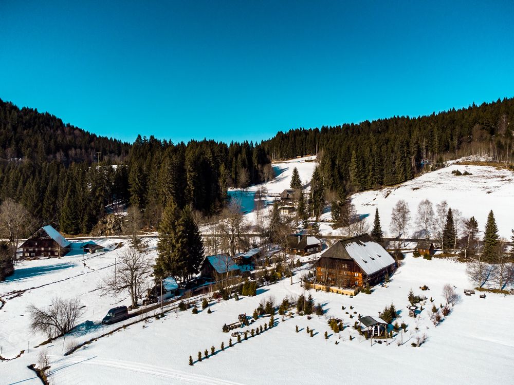 Verschneiter Henslerhof aus der Luft. Eure Location für eine Winterhochzeit am Titisee, Schwarzwald