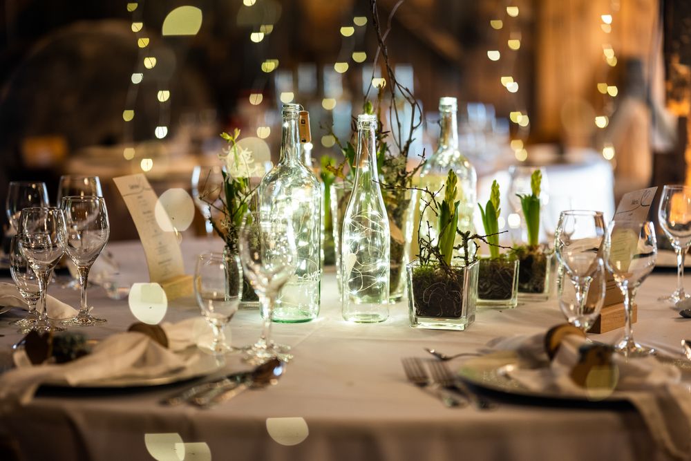 Festliche Tischdeko im Henslerhof. Rustikales Ambiente für eure Hochzeit im Schwarzwald, fotografiert von Fabio Marras