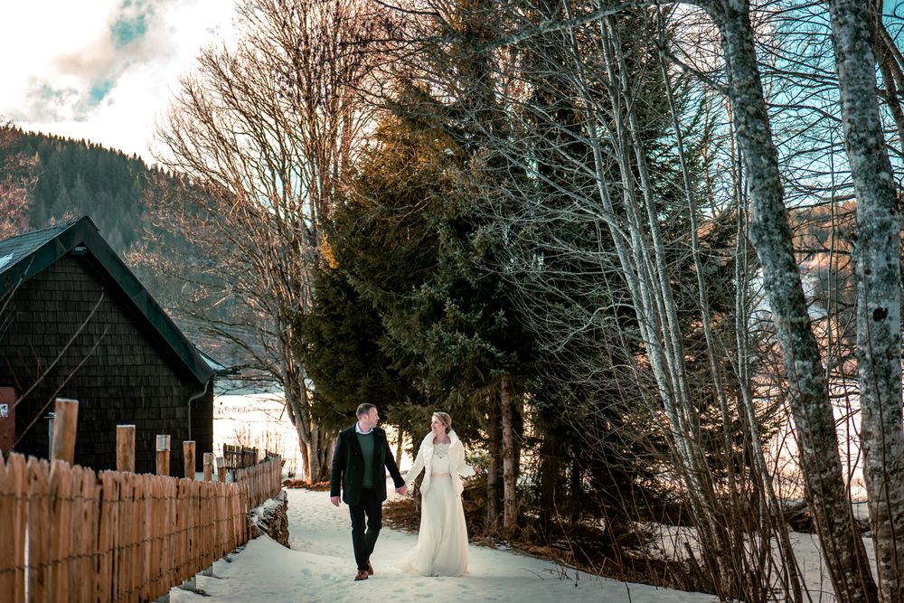 Winterwunderland im Schwarzwald. Stimmungsvolle Hochzeitsfotos im verschneiten Wald nahe dem Titisee