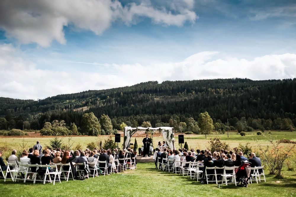 Hochzeit im Henslerhof Hinterzarten. Weite Schwarzwald-Landschaft und authentische Hochzeitsfotografie von Fabio Marras
