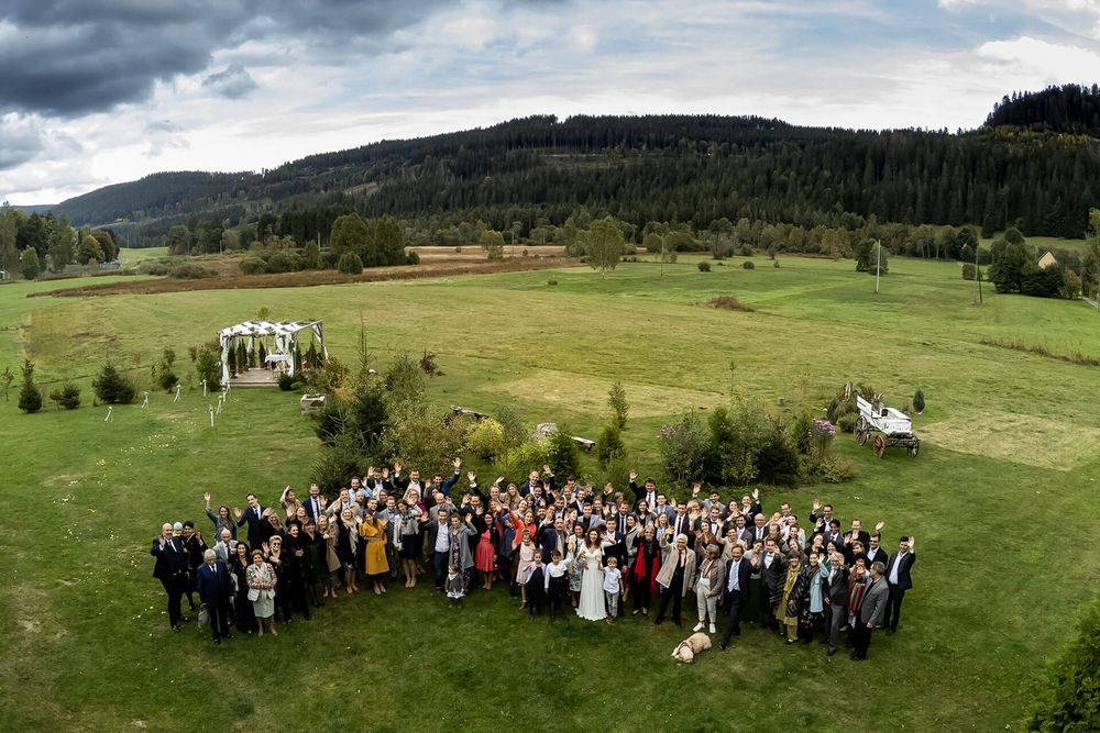 Hochzeitsgesellschaft im Henslerhof. Gruppenfoto aus der Luft in der malerischen Kulisse von Hinterzarten