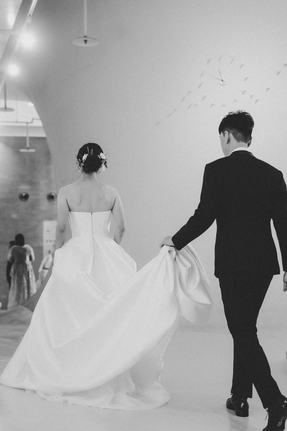 台灣室內證婚婚禮紀錄，古典美式風格場地結合歐式線條與自然光設計，呈現純白高級質感。婚禮採自由浪漫的buffet形式，賓客自在互動，新娘以素雅精緻造型登場，新郎為音樂家，整體氛圍溫柔細膩。渴望影像以紀實婚禮攝影方式捕捉真實情感與自然互動，呈現電影感敘事畫面，留下富有故事性的婚禮回憶