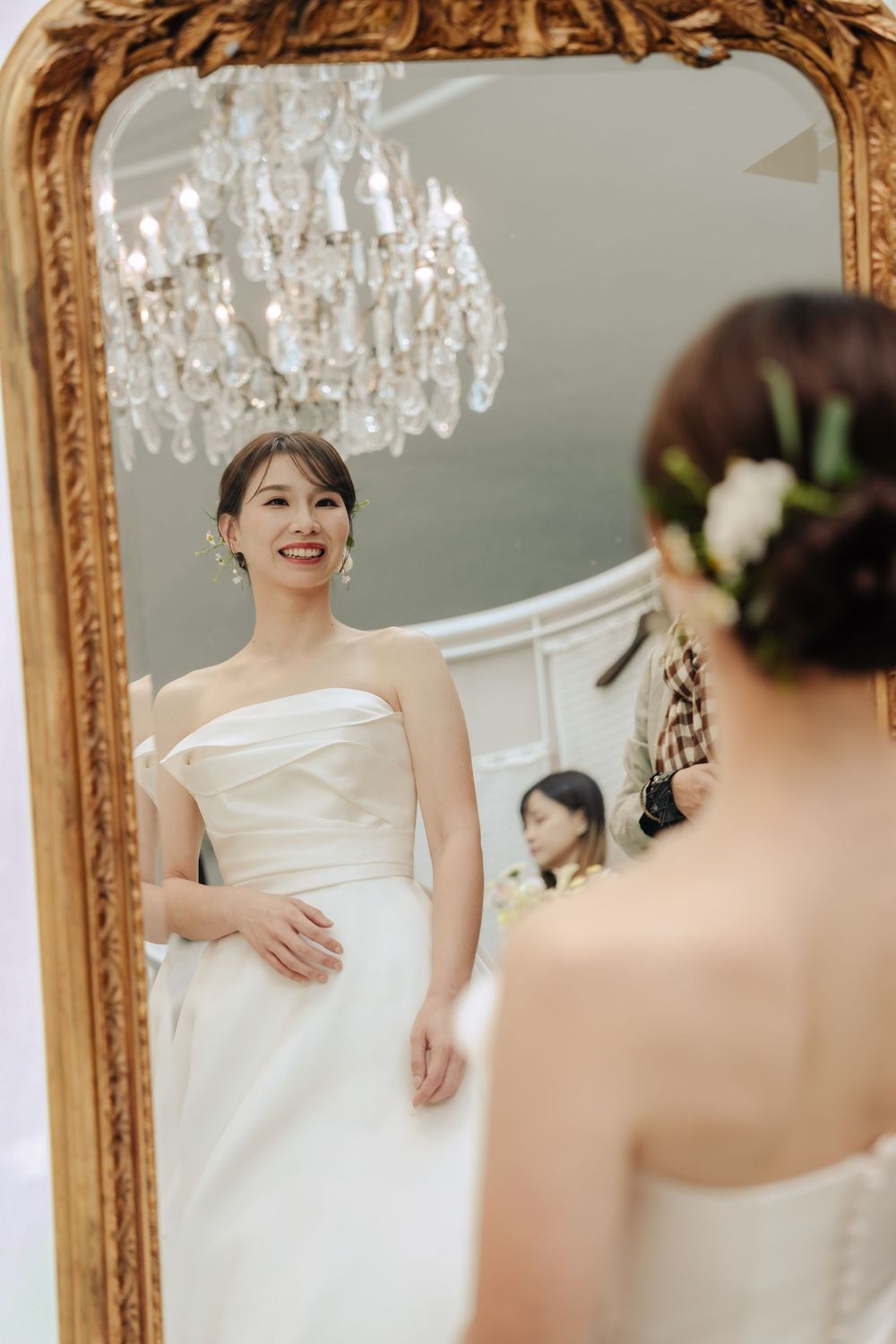 台灣室內證婚婚禮紀錄，古典美式風格場地結合歐式線條與自然光設計，呈現純白高級質感。婚禮採自由浪漫的buffet形式，賓客自在互動，新娘以素雅精緻造型登場，新郎為音樂家，整體氛圍溫柔細膩。渴望影像以紀實婚禮攝影方式捕捉真實情感與自然互動，呈現電影感敘事畫面，留下富有故事性的婚禮回憶