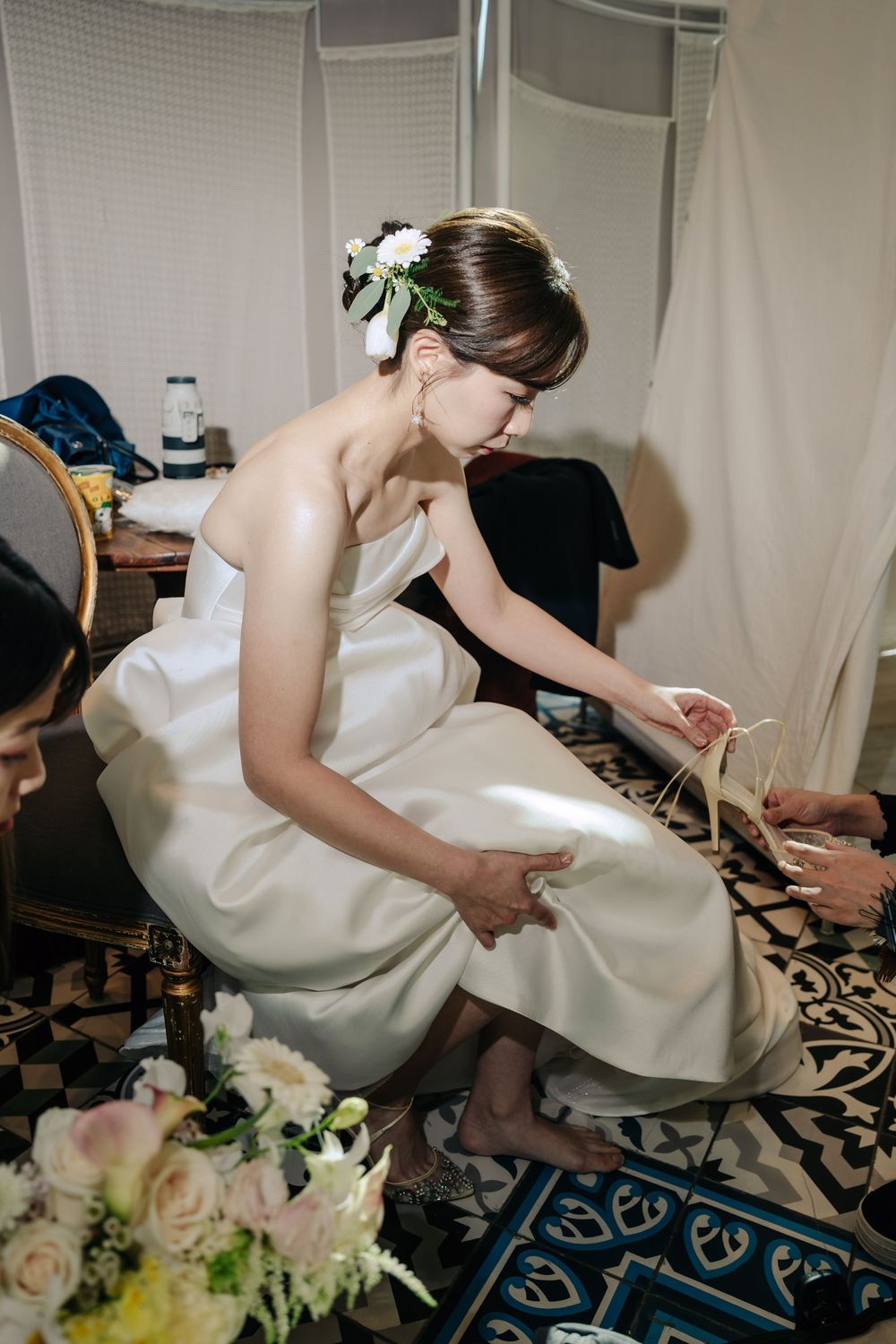 台灣室內證婚婚禮紀錄，古典美式風格場地結合歐式線條與自然光設計，呈現純白高級質感。婚禮採自由浪漫的buffet形式，賓客自在互動，新娘以素雅精緻造型登場，新郎為音樂家，整體氛圍溫柔細膩。渴望影像以紀實婚禮攝影方式捕捉真實情感與自然互動，呈現電影感敘事畫面，留下富有故事性的婚禮回憶