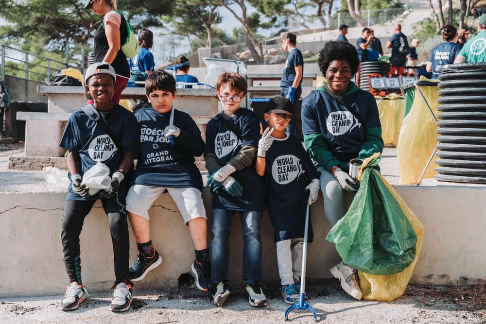 groupe de jeune participant à une opération de dépollution organisé par une association sur Marseille