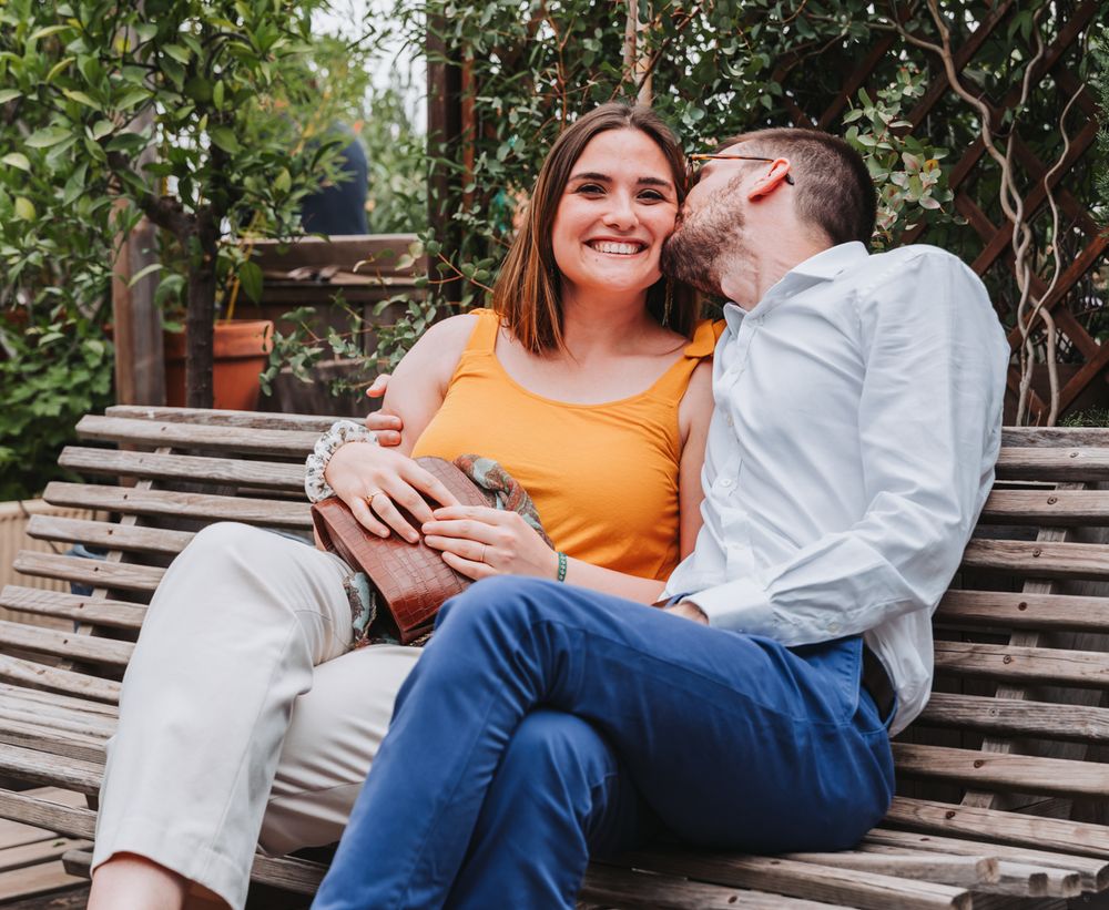 couple s'embrassant pendant un mariage