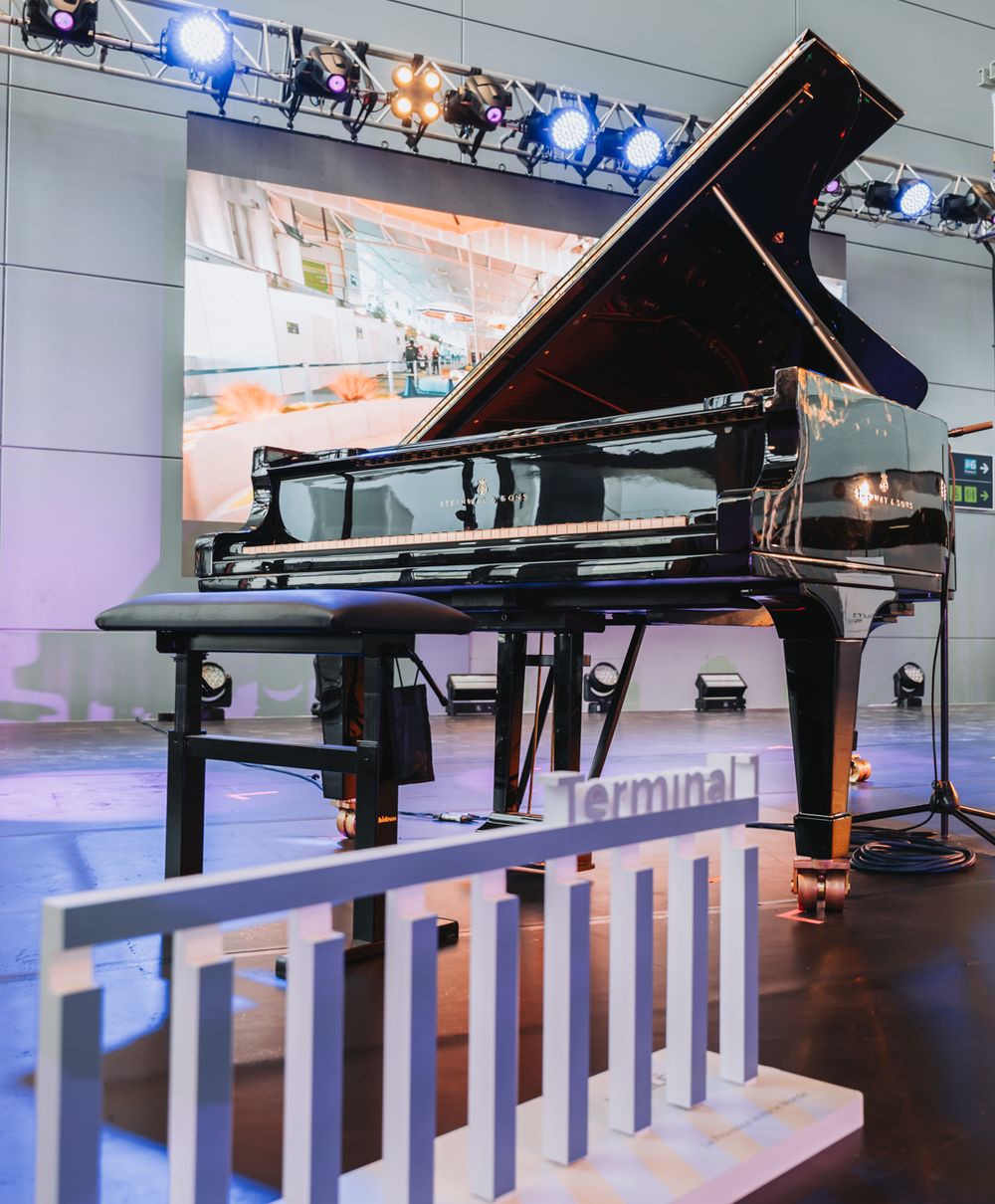 piano sur une scène pendant un évènement à l'aéroport de Marseille Provence