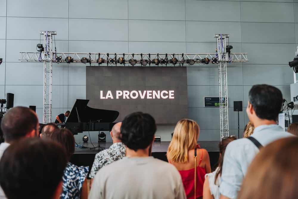 foule prise de dos qui regarde un écran