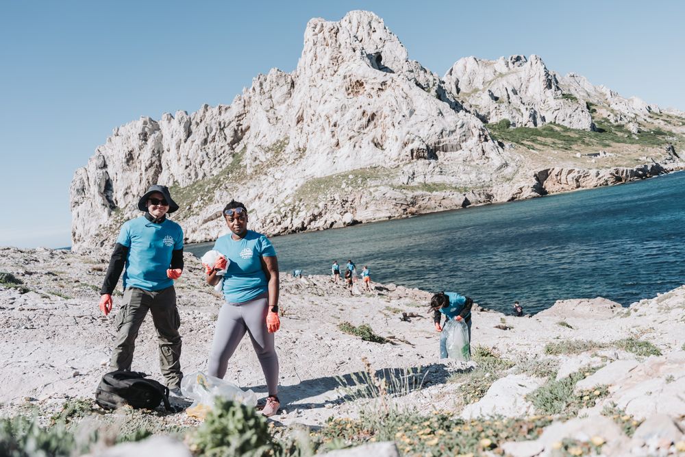 deux personne posant devant la mer