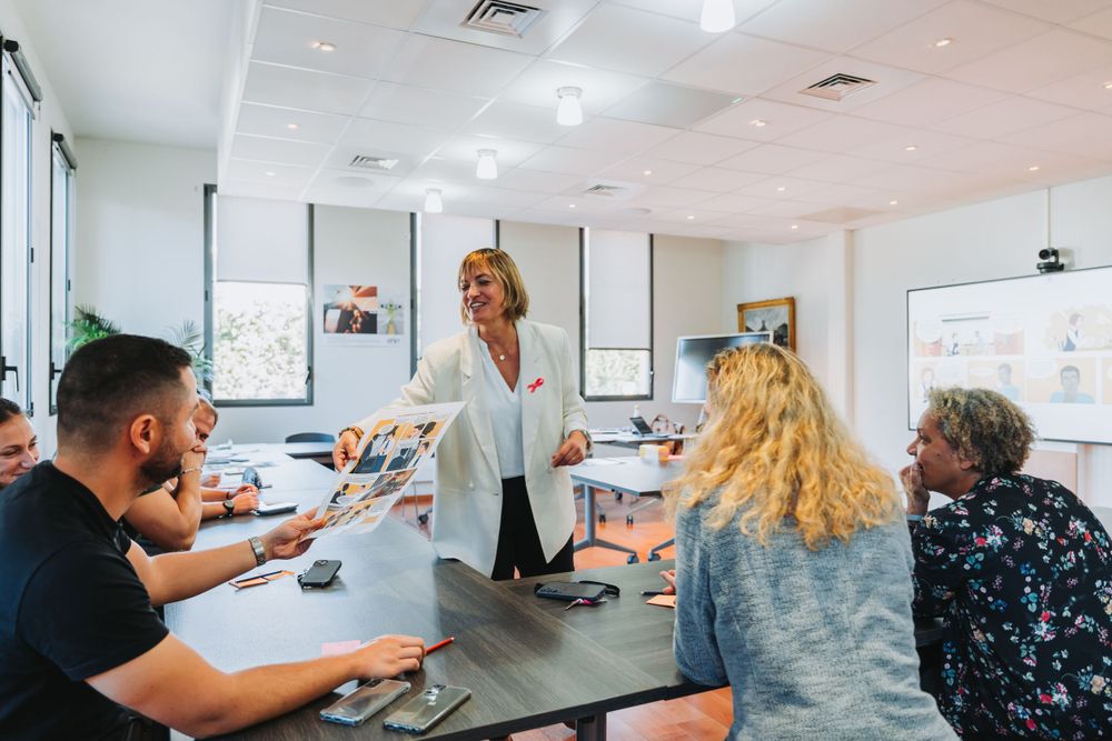 personne distribuant des prospectus pendant une formation sur la sécurité