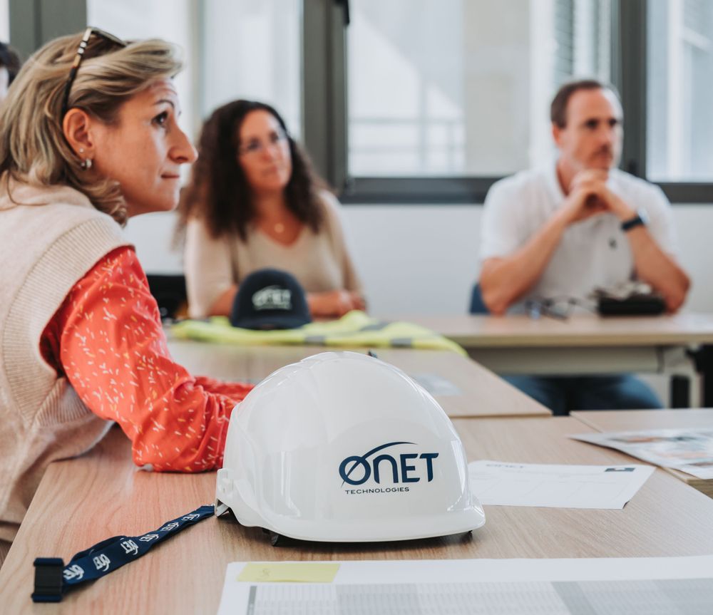 femme participant à une réunion de travail sur le thème de la sécurité