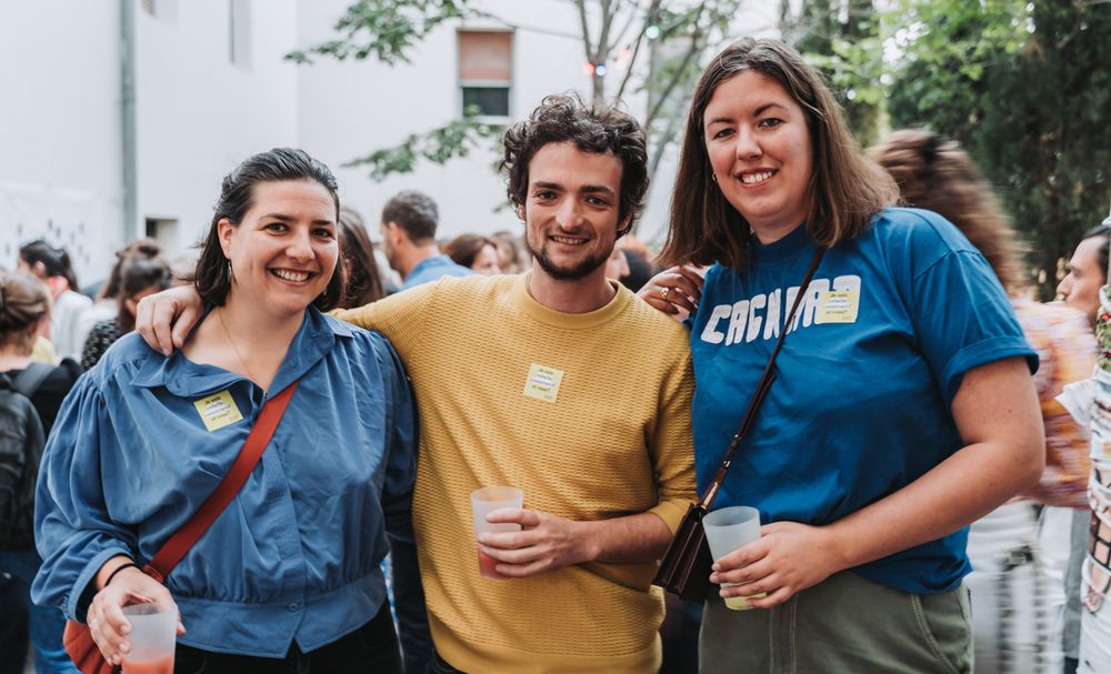 trois personne posant pour la photo lors d'une soirée d'entreprise