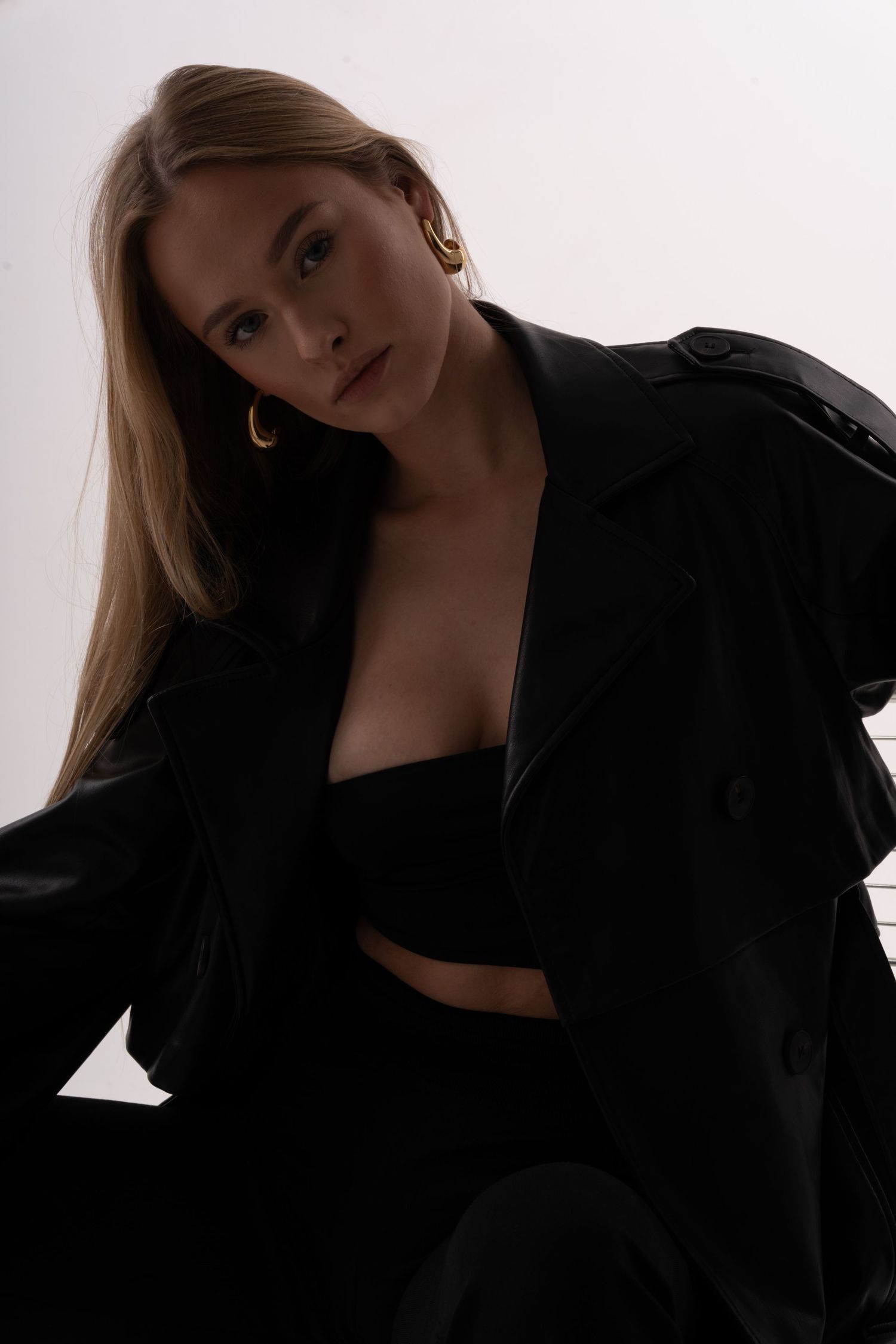 Piękna, seksowna i szczęśliwa. Blondynka z branży beauty. Nowa sesja w studio na media społecznościowe.