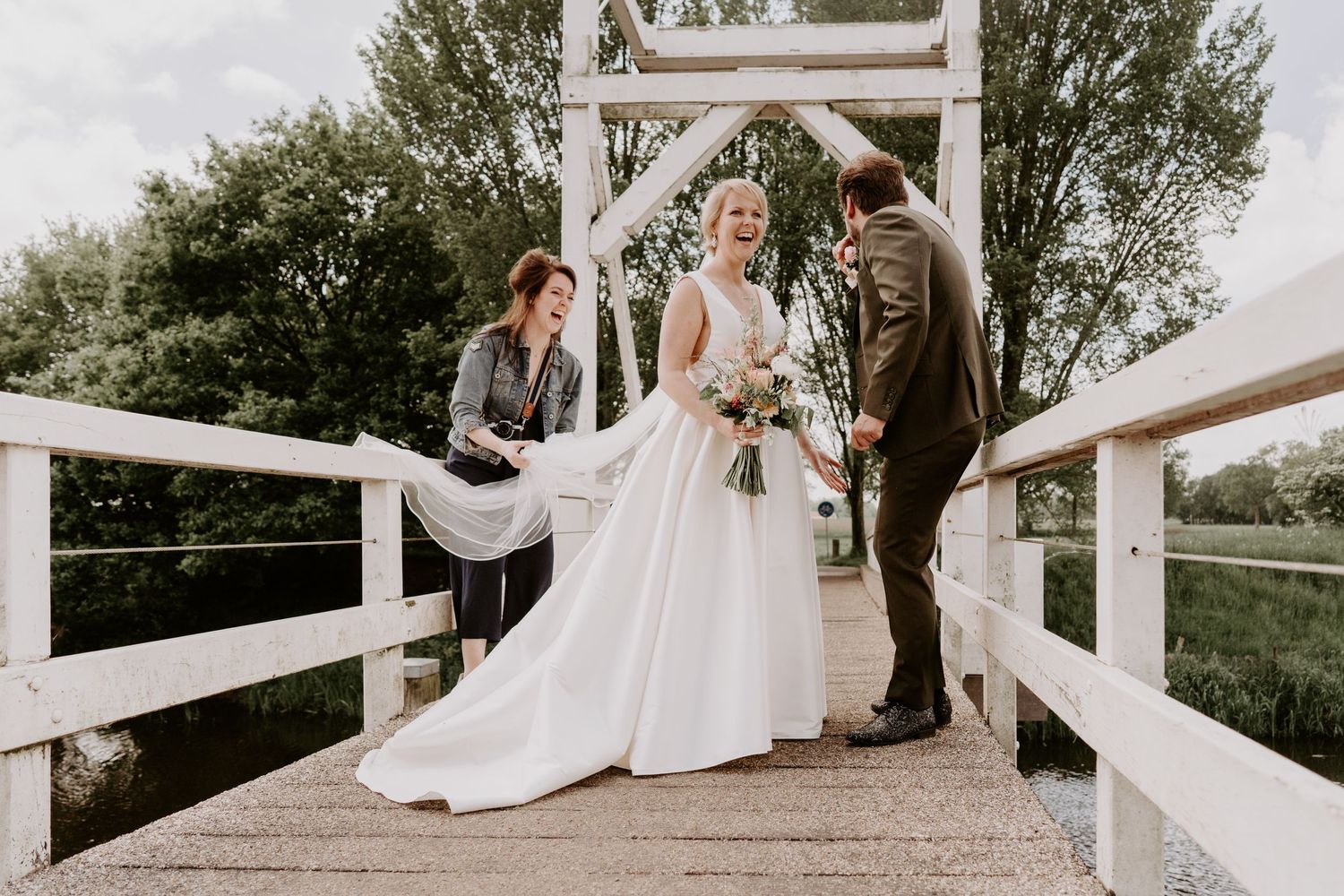 Trouwfoto bruid en bruidegom in romantische setting – vastgelegd door ervaren trouwfotograaf