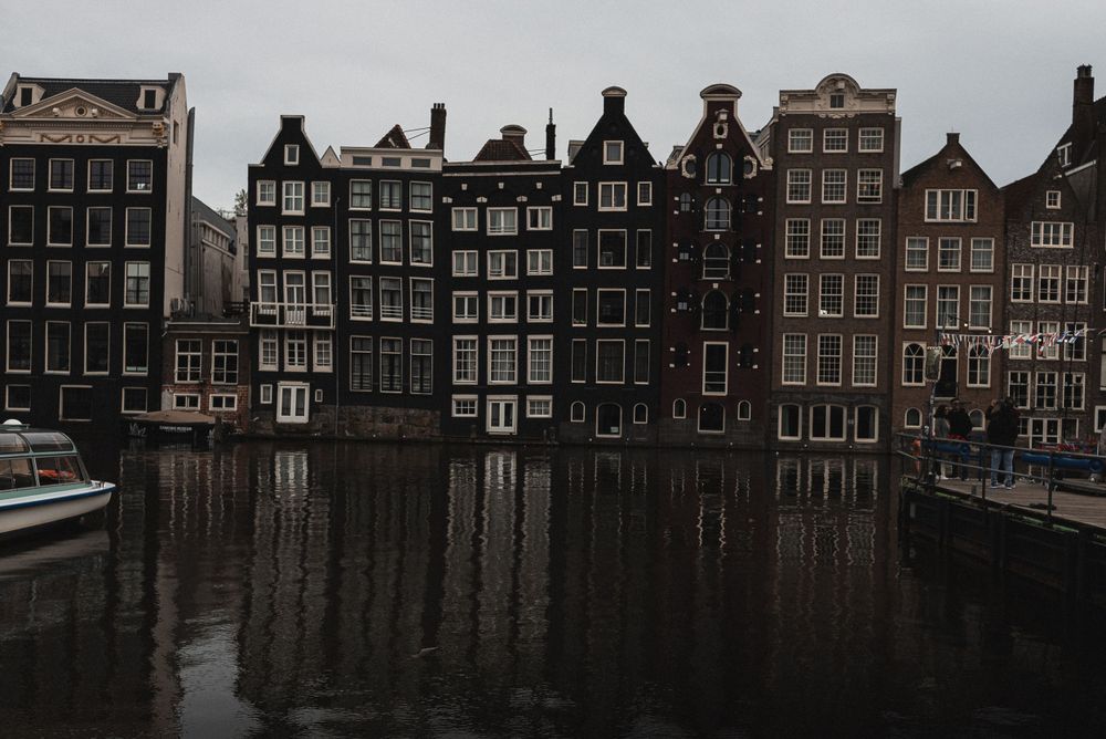 Gamaldags bild av en kanal i Amsterdam med historiska byggnader