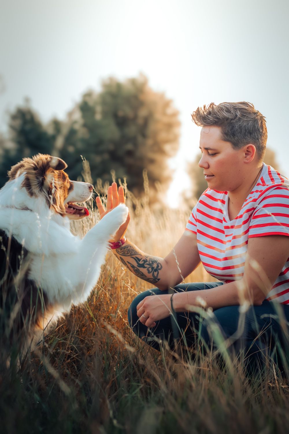 Portrait de Marina et sa chienne Maia en extérieur, capturé dans un cadre naturel, mettant en valeur leur complicité et la beauté de l'insta