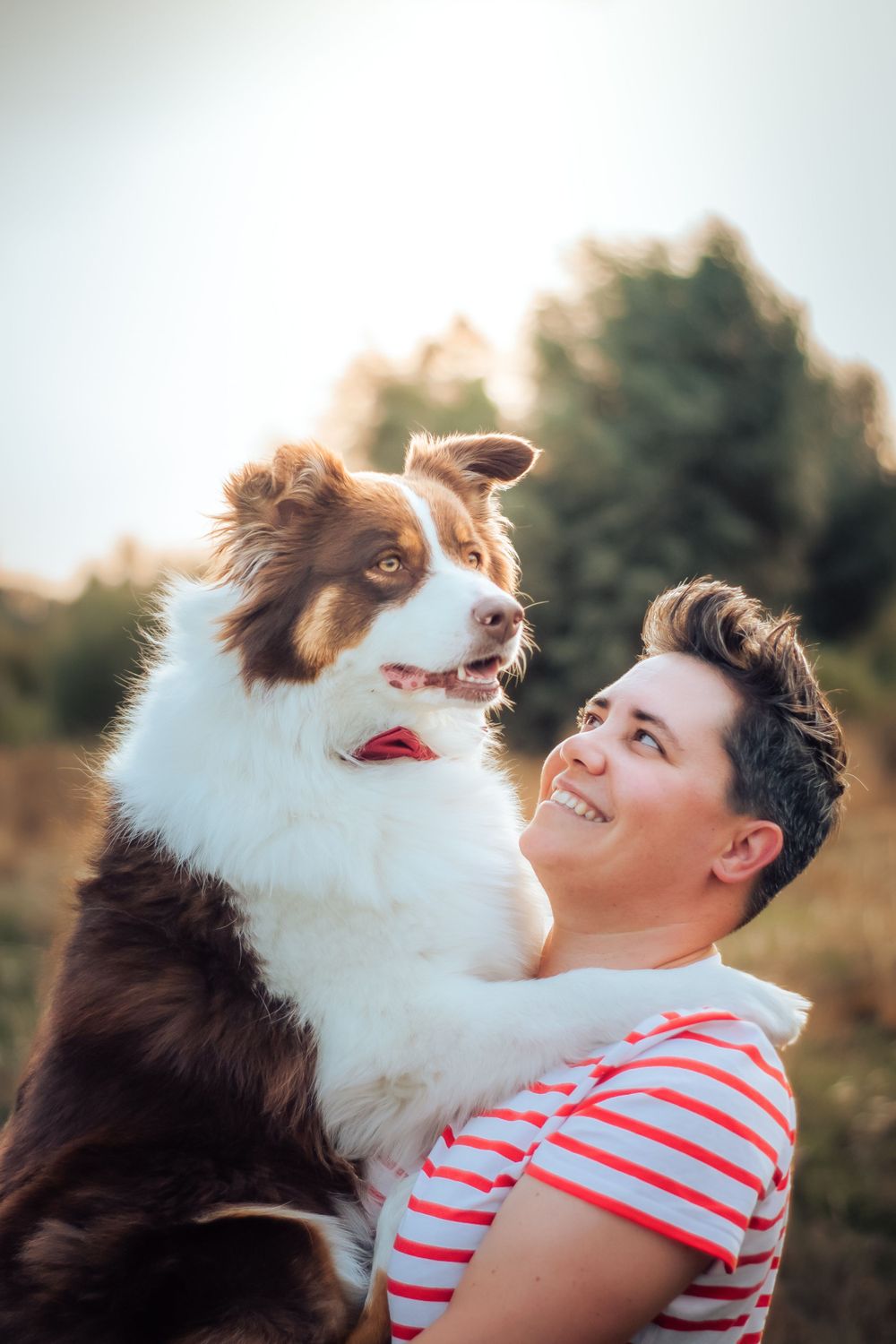 Portrait de Marina et sa chienne Maia en extérieur, capturé dans un cadre naturel, mettant en valeur leur complicité et la beauté de l'insta