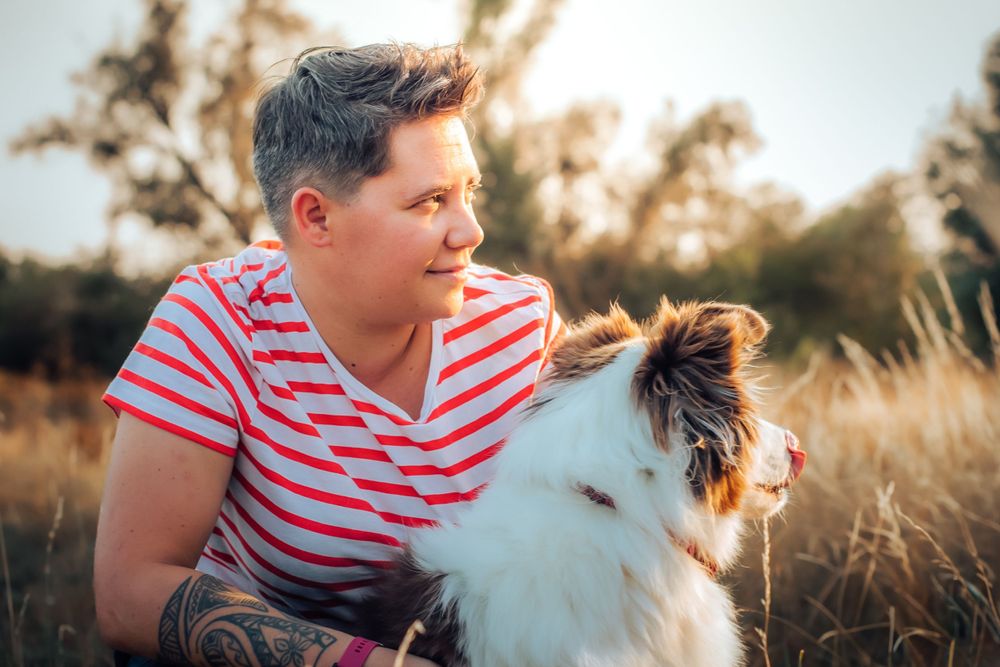 Portrait de Marina et sa chienne Maia en extérieur, capturé dans un cadre naturel, mettant en valeur leur complicité et la beauté de l'insta