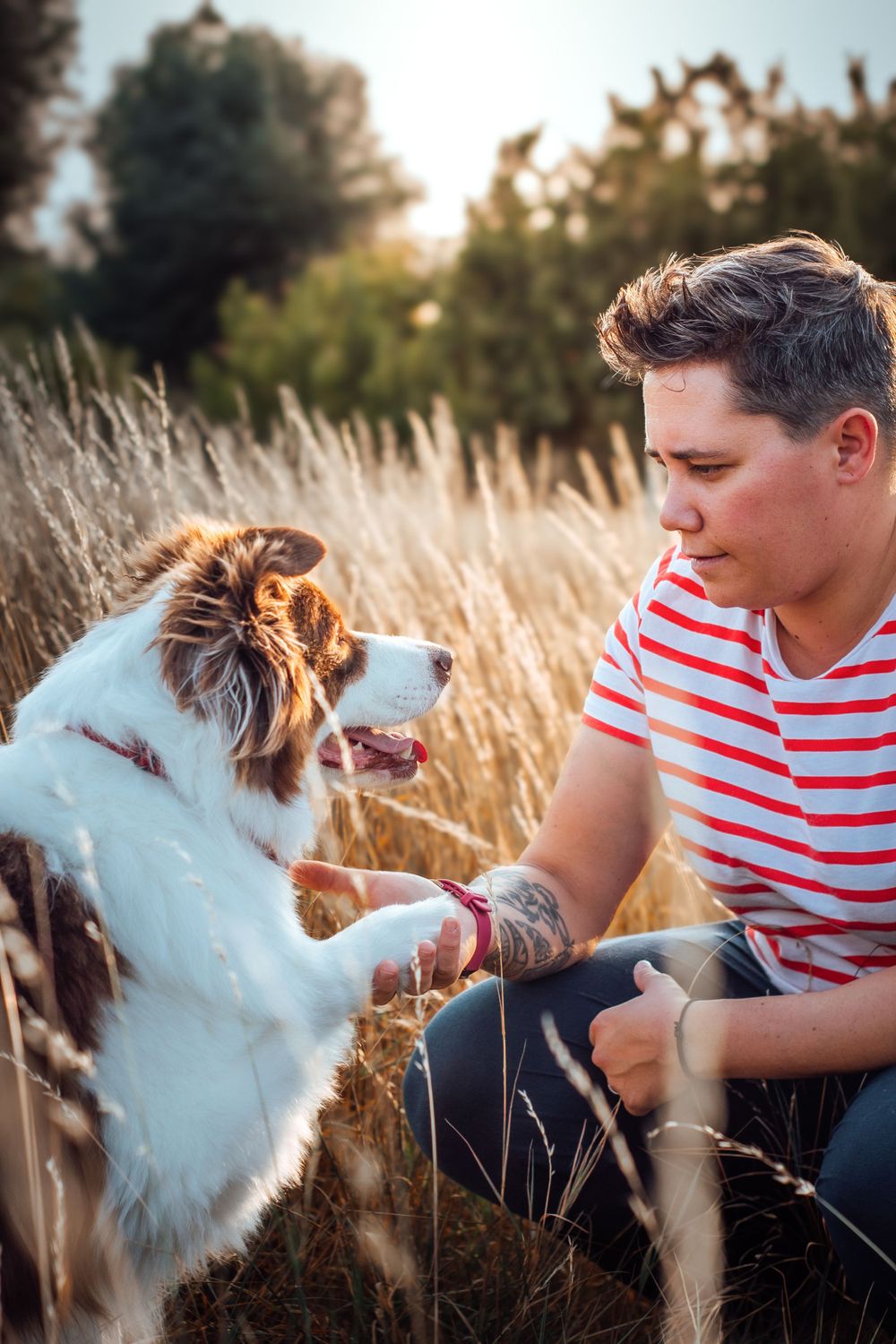 Portrait de Marina et sa chienne Maia en extérieur, capturé dans un cadre naturel, mettant en valeur leur complicité et la beauté de l'insta