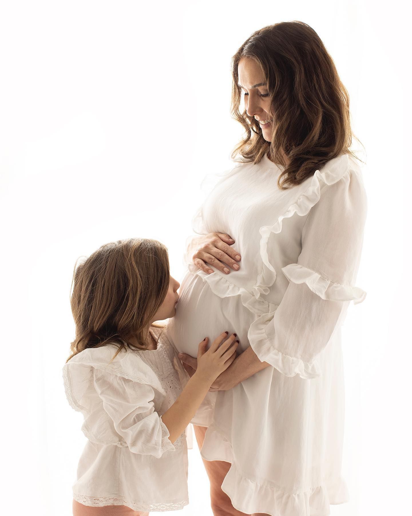 Maternity photoshoot capturing the beauty of pregnancy, celebrating the journey, and embracing the glow of motherhood. Elizabeth Lang Photo