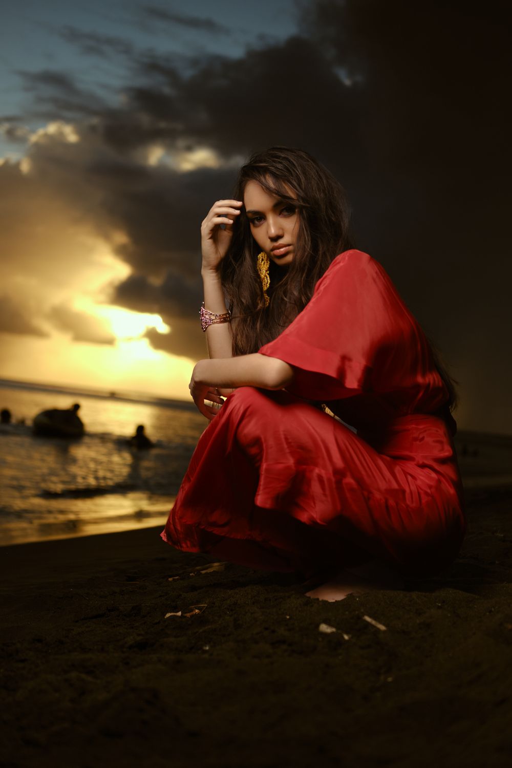 shooting photo mode fashion sunset sombre tenue rouge pointe venus Mahina tahiti fashion week Herevai Villierme