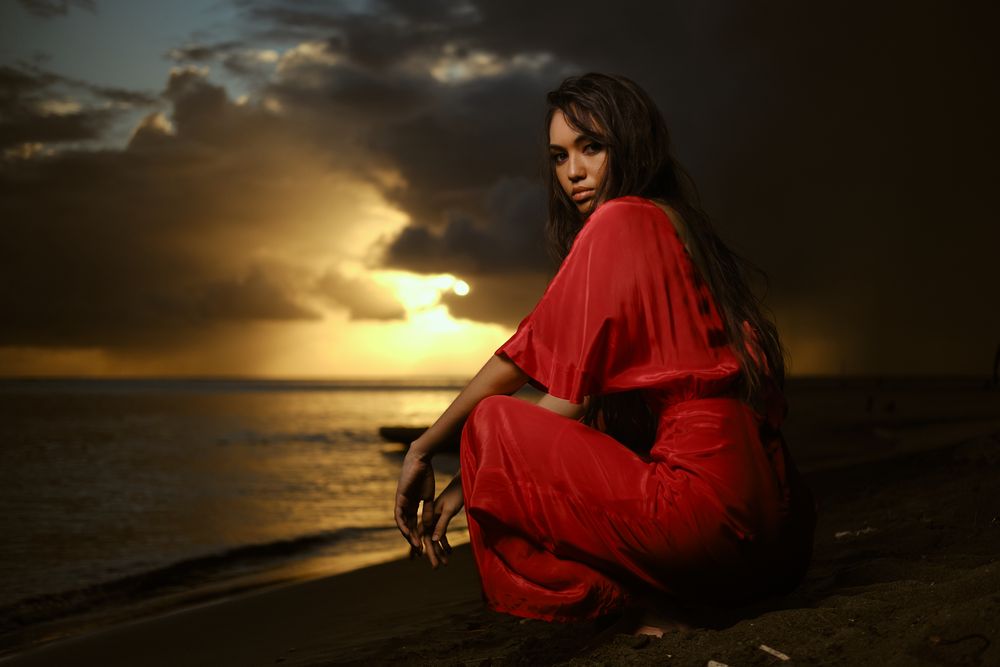 shooting photo mode fashion sunset sombre tenue rouge pointe venus Mahina tahiti fashion week Herevai Villierme