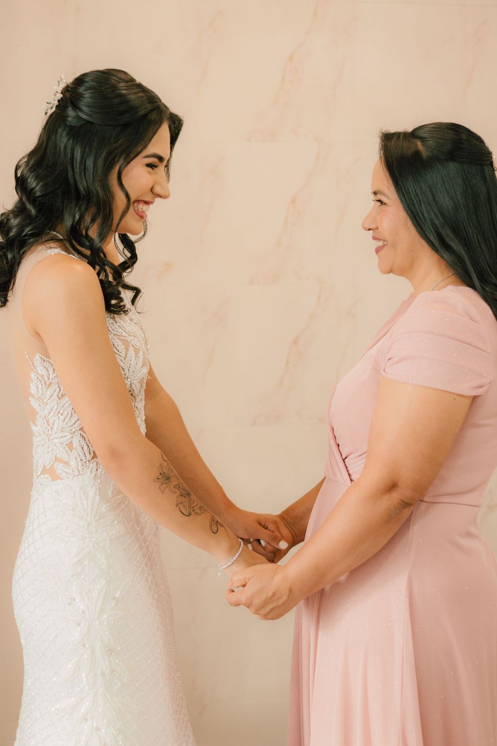 casamento, noiva, noivo, vestido de noiva, buquê, casamento externo ao ar livre, making off noiva, foto com mãe da noiva