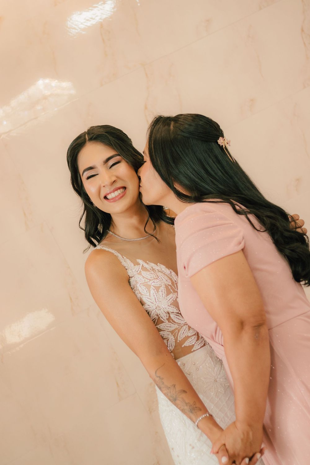 casamento, noiva, noivo, vestido de noiva, buquê, casamento externo ao ar livre, making off noiva, foto com mãe da noiva