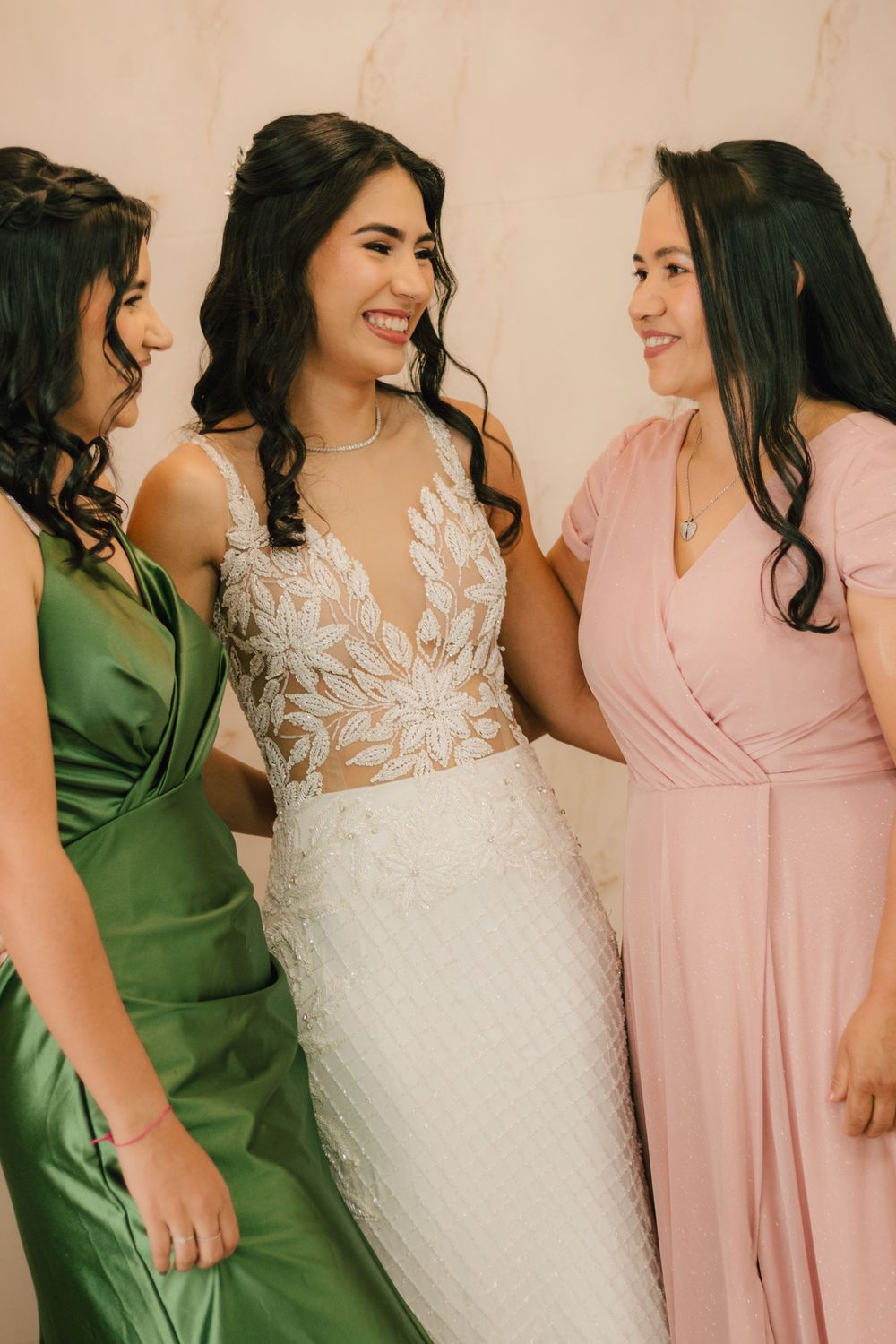 casamento, noiva, noivo, vestido de noiva, buquê, casamento externo ao ar livre, making off noiva, foto com a mãe e irmã da noiva