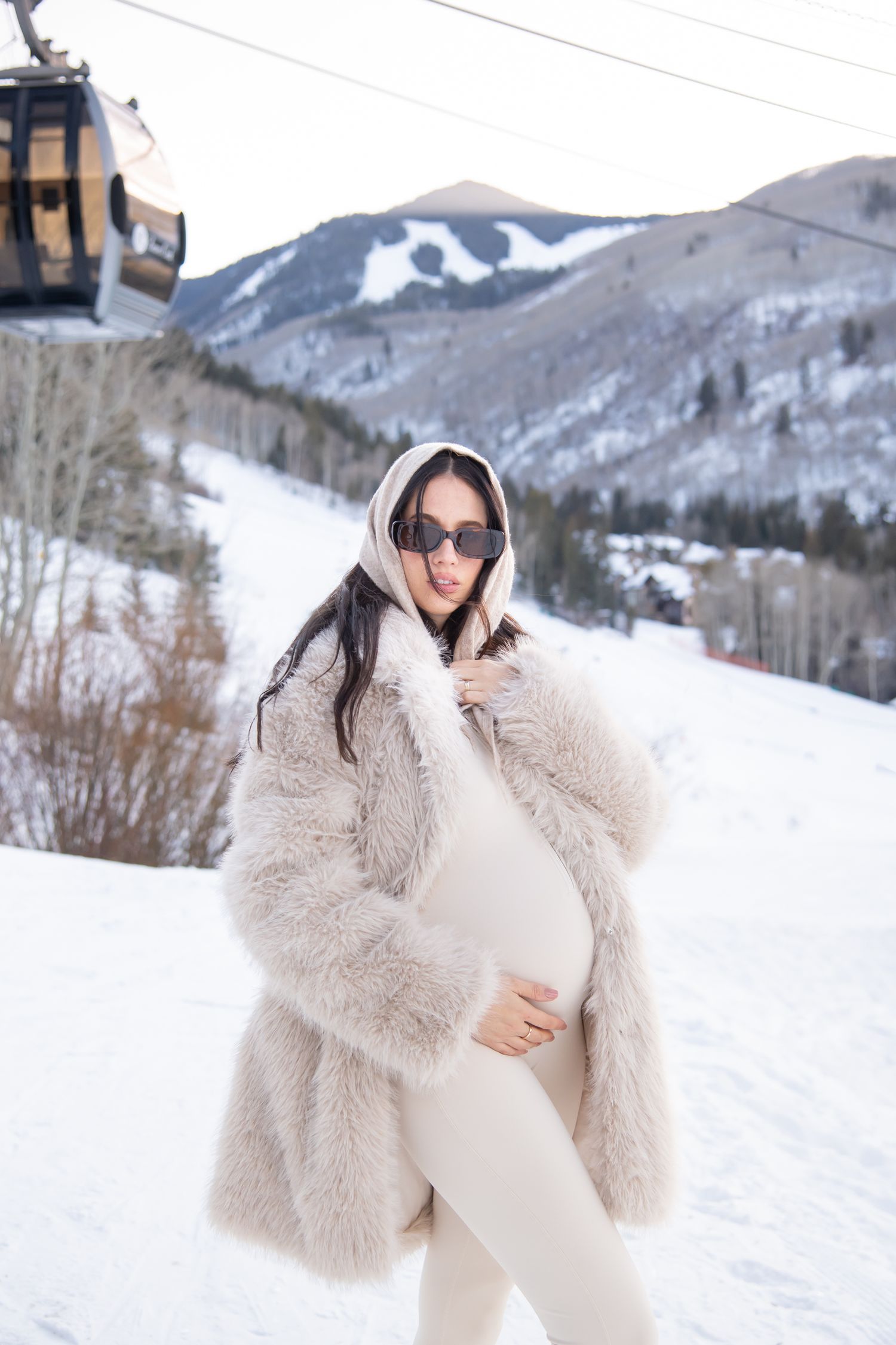 Cute and fashionable winter maternity photo session in Vail Colorado with winter snow and mountains.