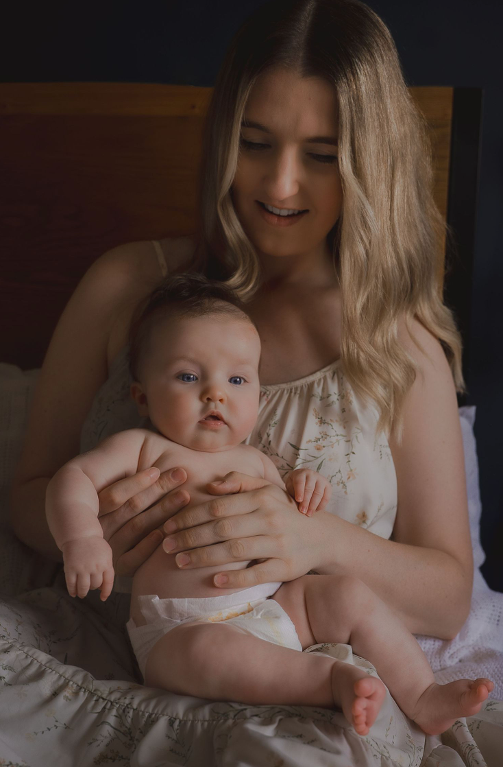 intimate-motherhood-photography-swaddle-and-snuggles.jpg