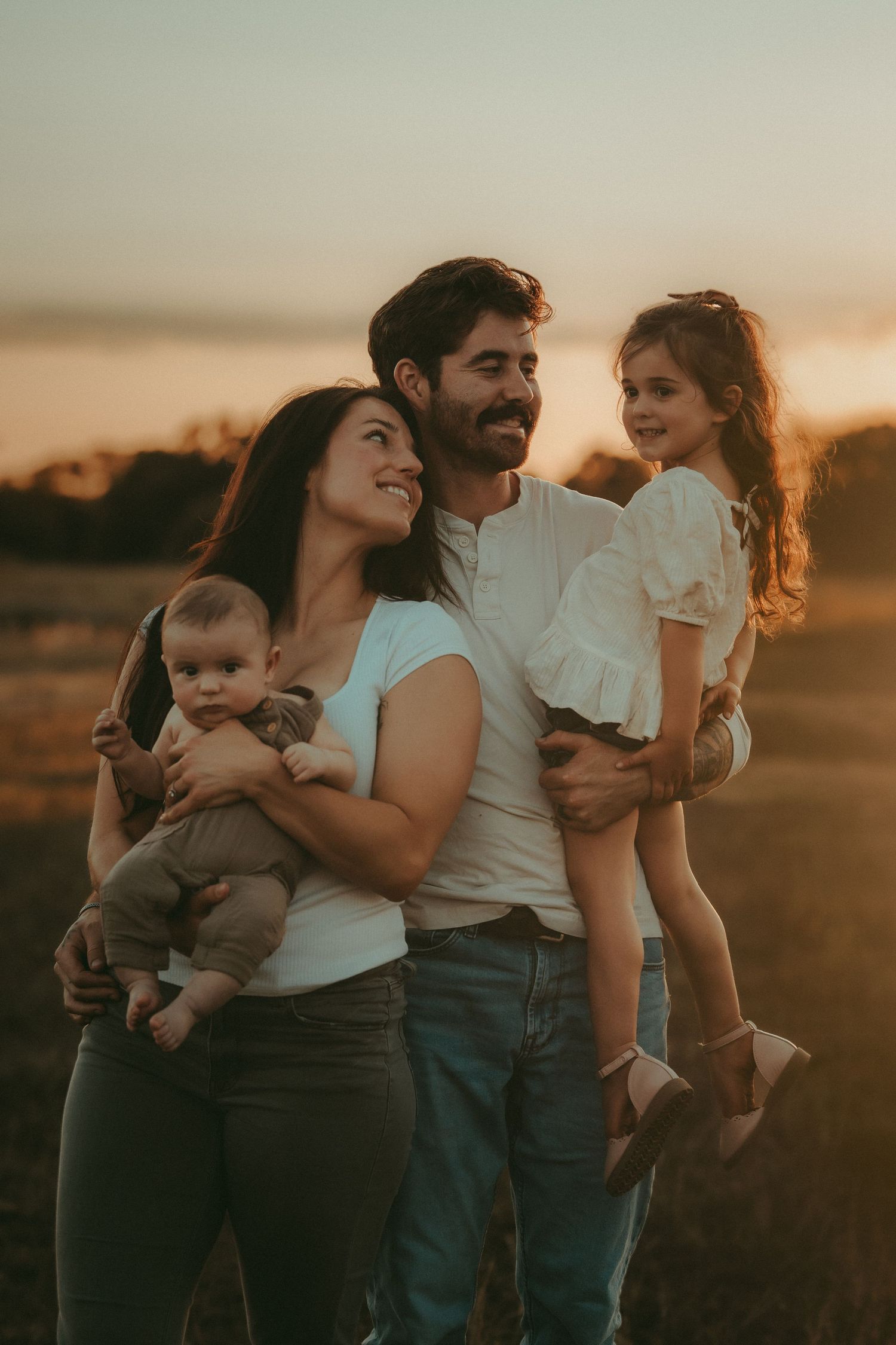 Family cuddling in the golden light – natural and warm family photography in Kansas