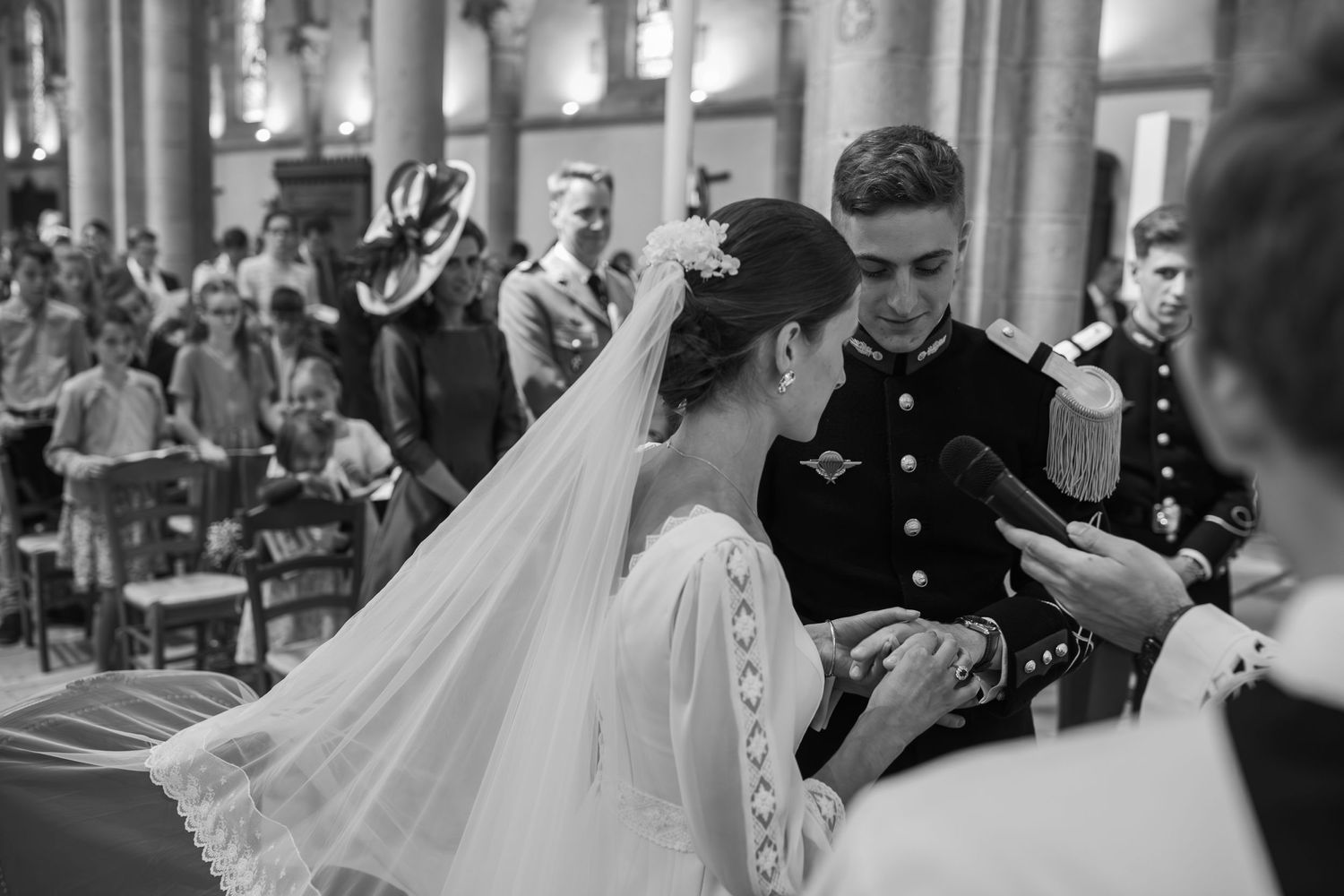 photographie d'un couple lors de l'échange de consentement entre deux jeunes heureux dans une église