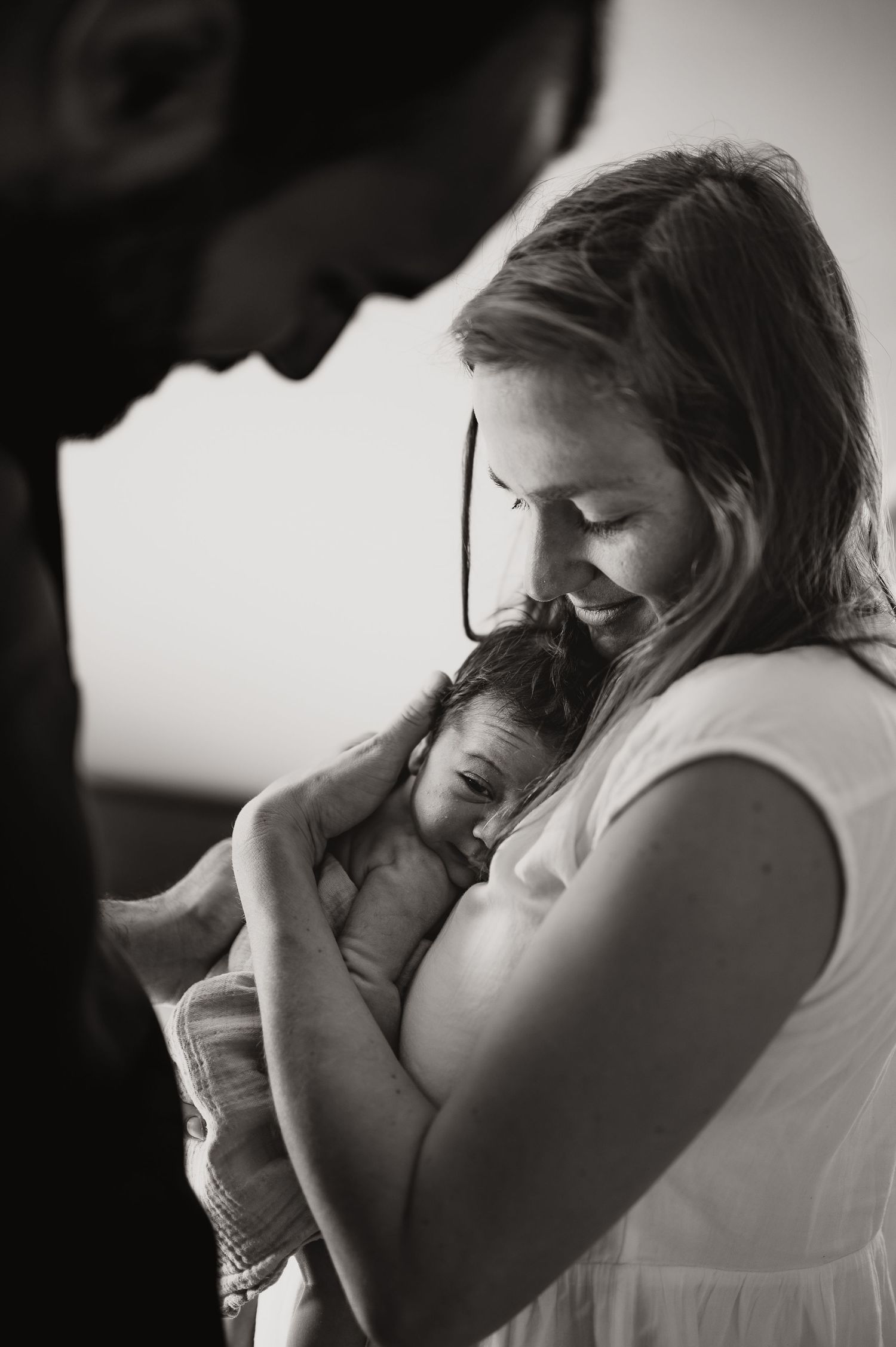 Séance photos famille à la maison pour le confort de bébé et des parents