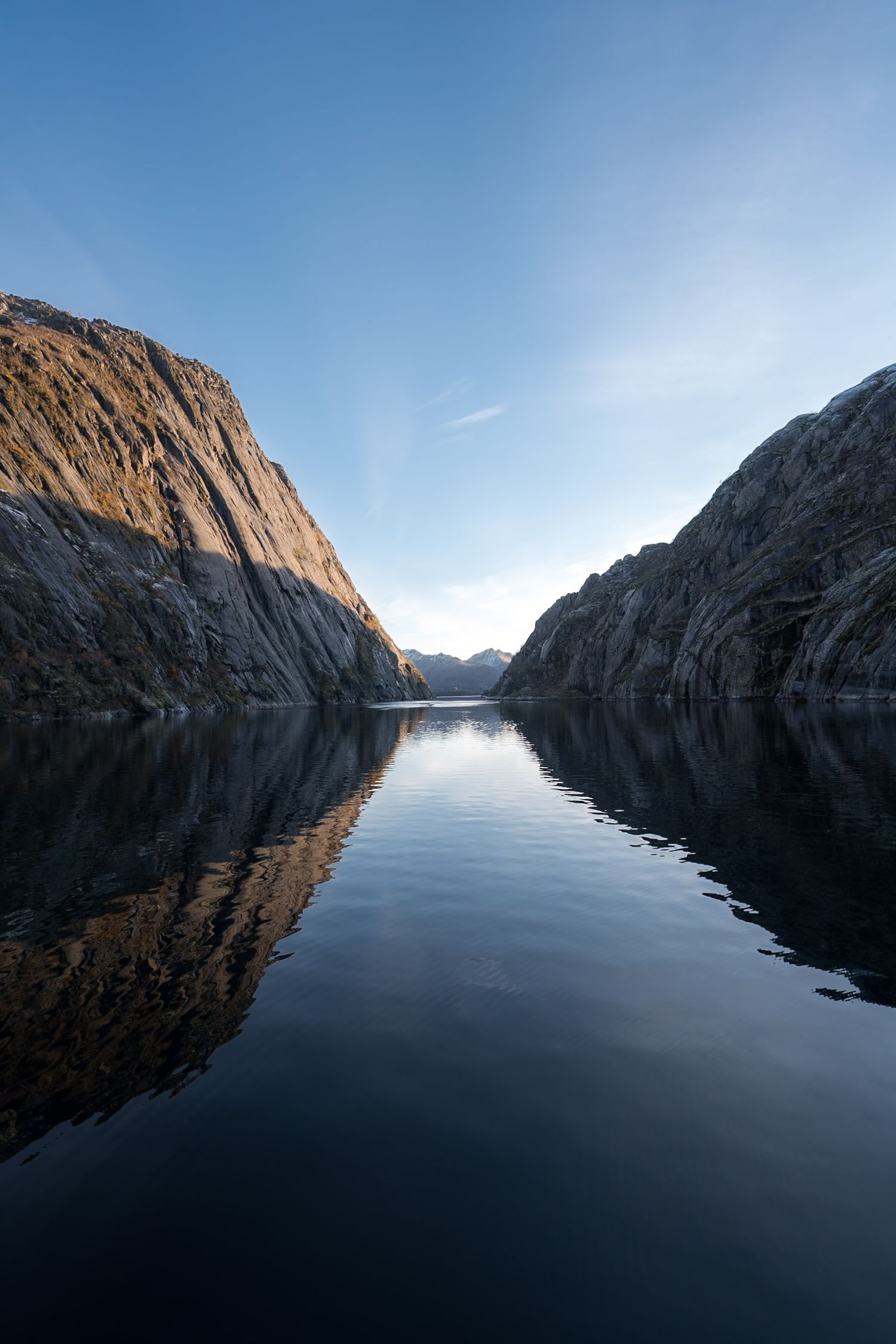 reflet falaises dans le fjord trollfjord