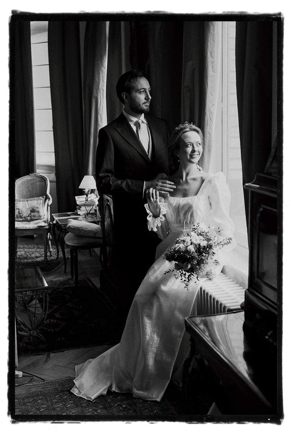 Photo argentique noir & blanc de la préparation mariés