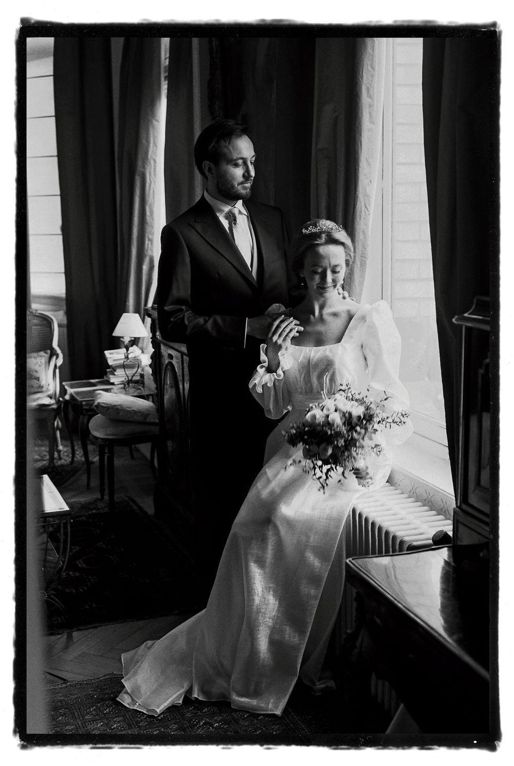 Photo argentique noir & blanc de la préparation mariés