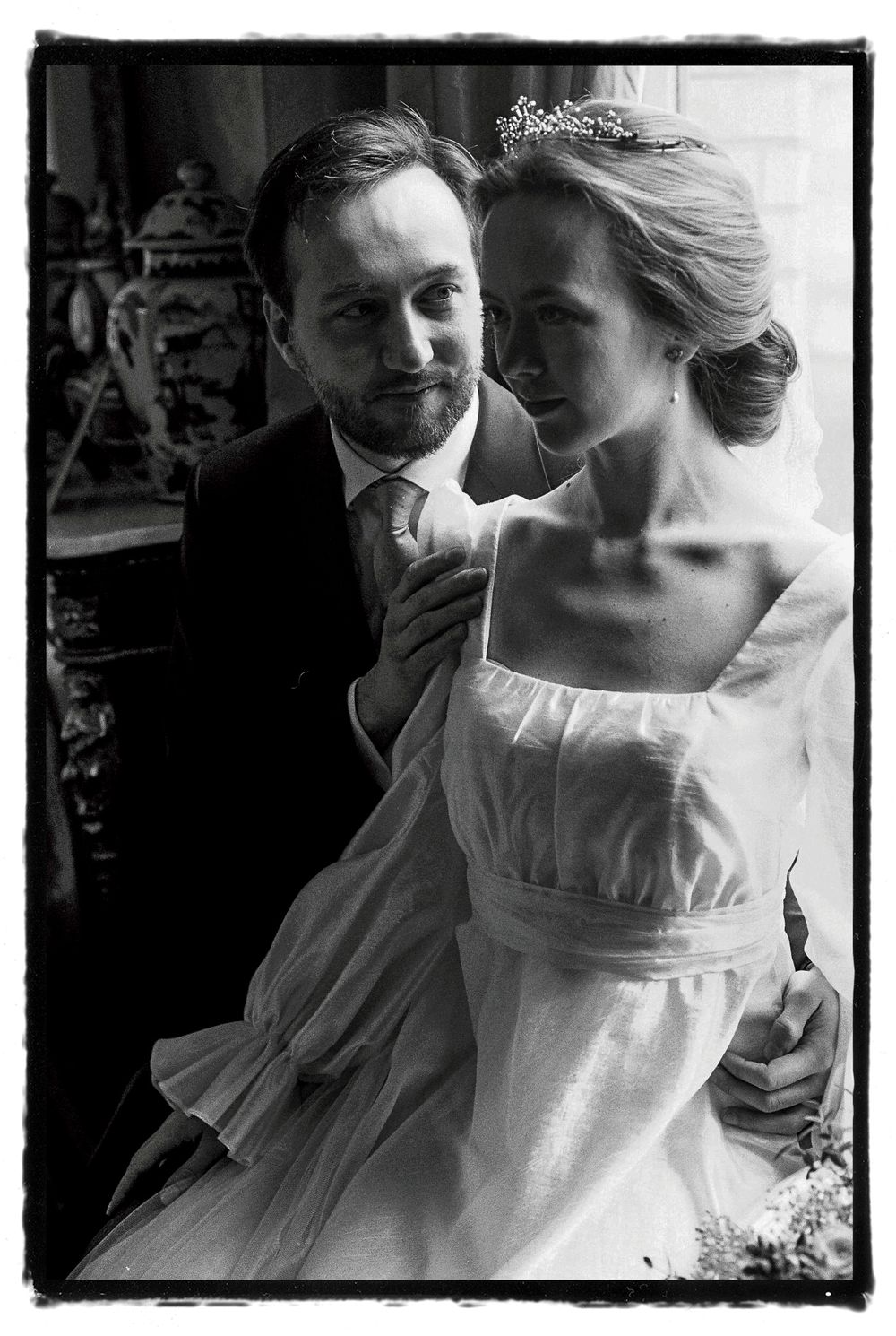 Photo argentique noir & blanc de la préparation mariés