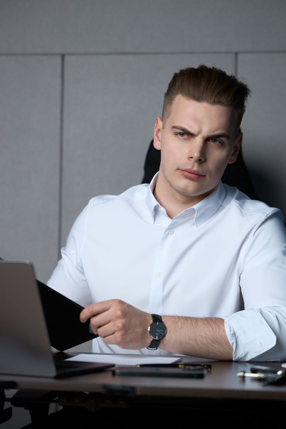 Biznesmen w garniturze. Dawid Wołoszyn fotograf biznesowy Lublin, fotograf produktowy Lublin