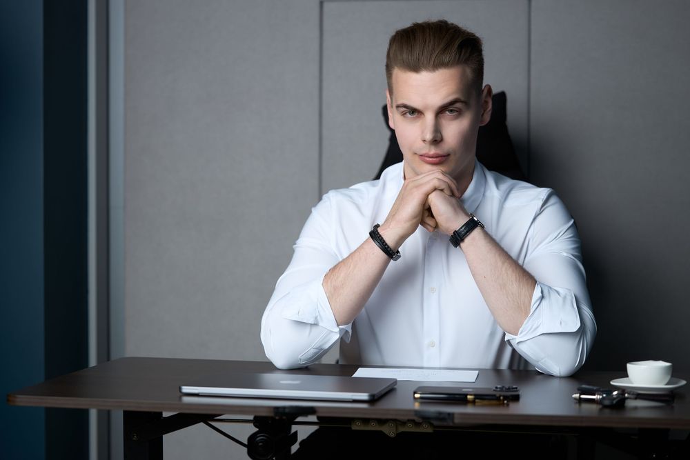 Biznesmen w garniturze. Dawid Wołoszyn fotograf biznesowy Lublin, fotograf produktowy Lublin