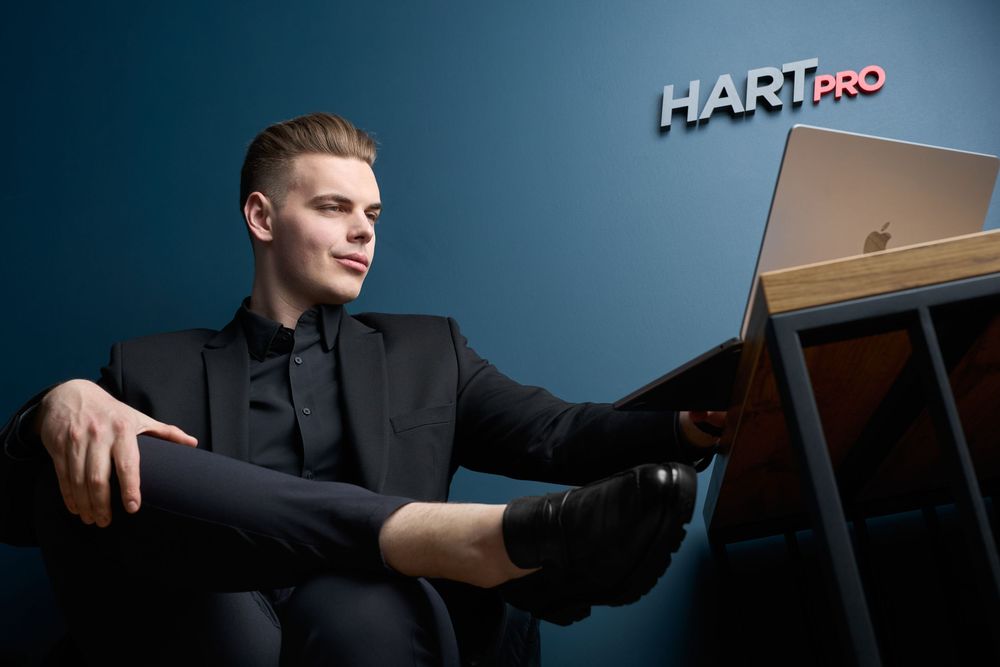 Biznesmen w garniturze. Dawid Wołoszyn fotograf biznesowy Lublin, fotograf produktowy Lublin