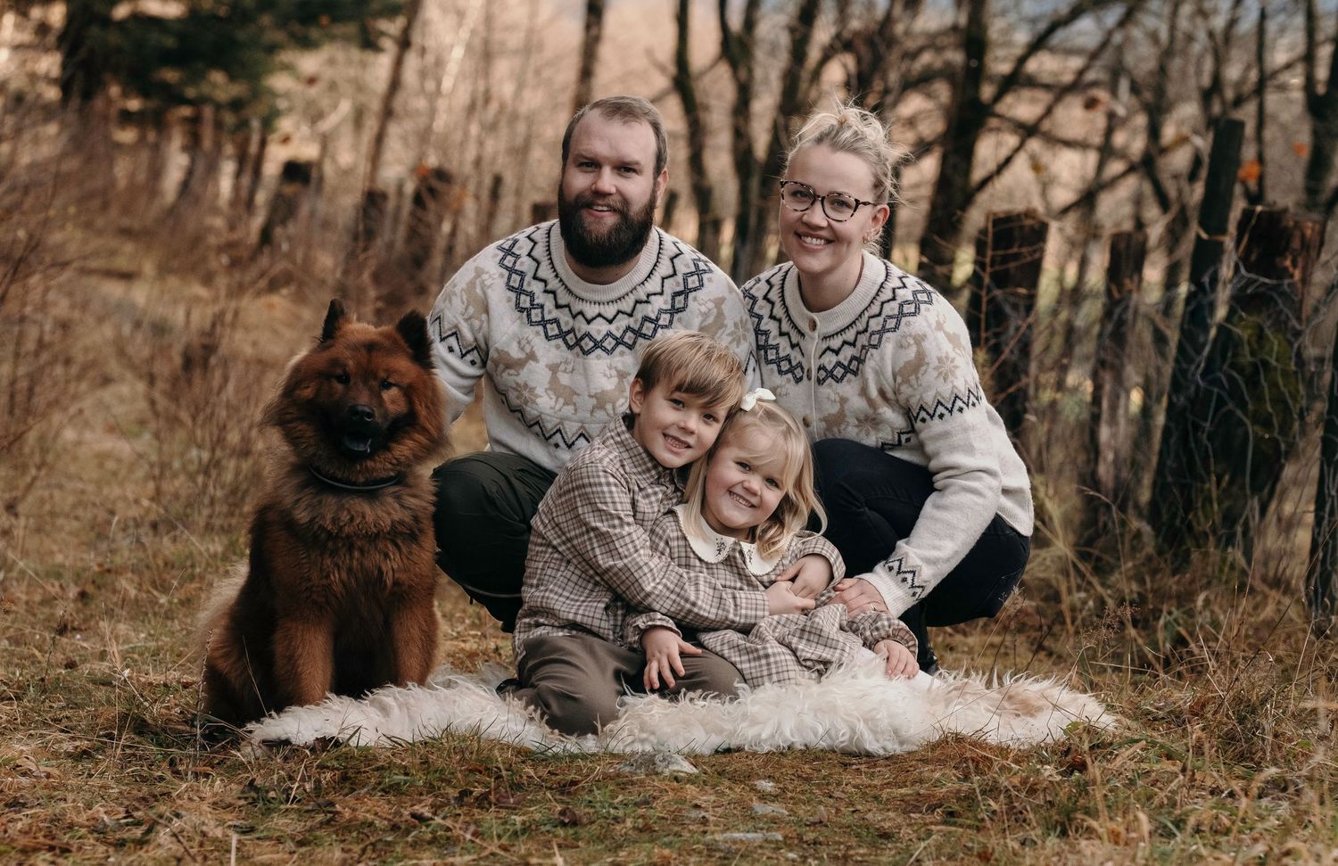 Nydelig familie fotografert utendørs i høstfargen i Årdal i Ryfylke